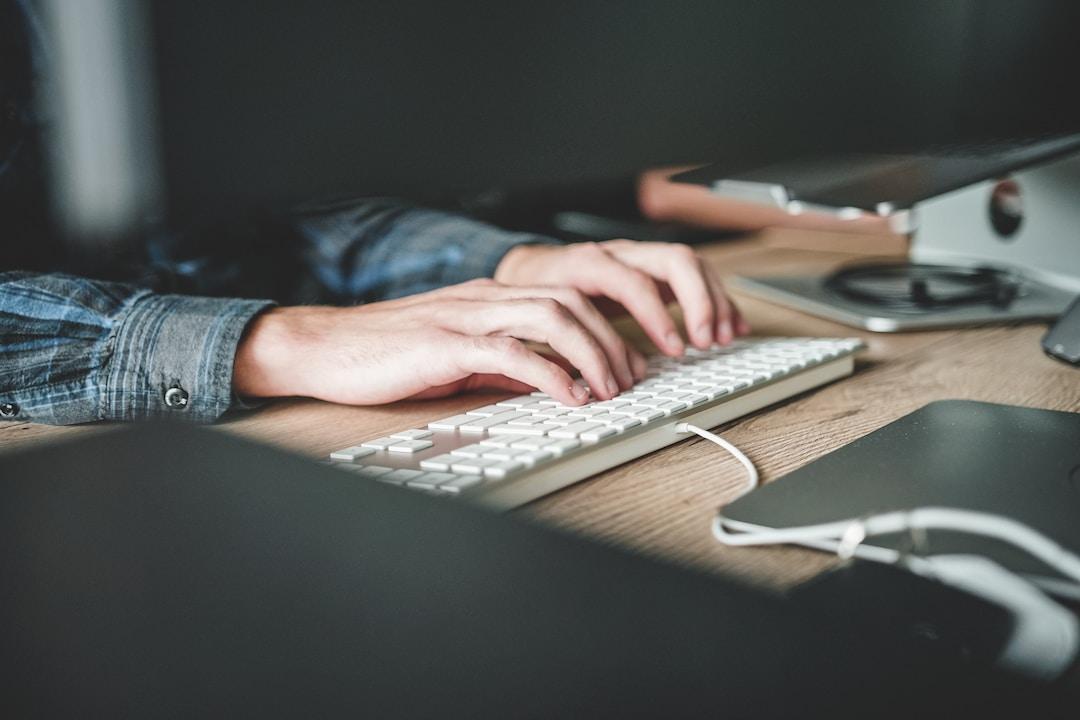 A person researching how does relationship mapping software work.